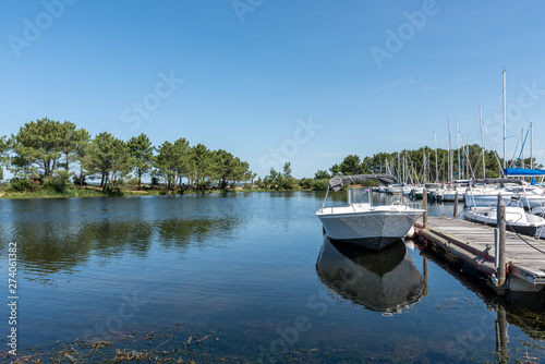 Obraz na plátně HOURTIN (Gironde, France), le lac et le port