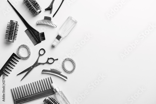 Fototapeta Zestaw narzędzi i akcesoriów fryzjerskich na białym tle