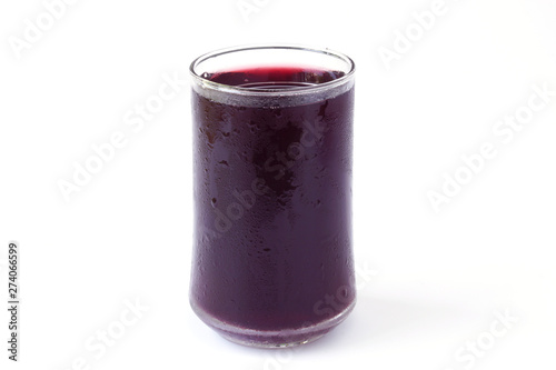 Tela Red grape juice in glass isolated on white background