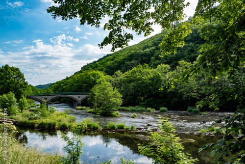 le pont sur la rivi  re Sioule