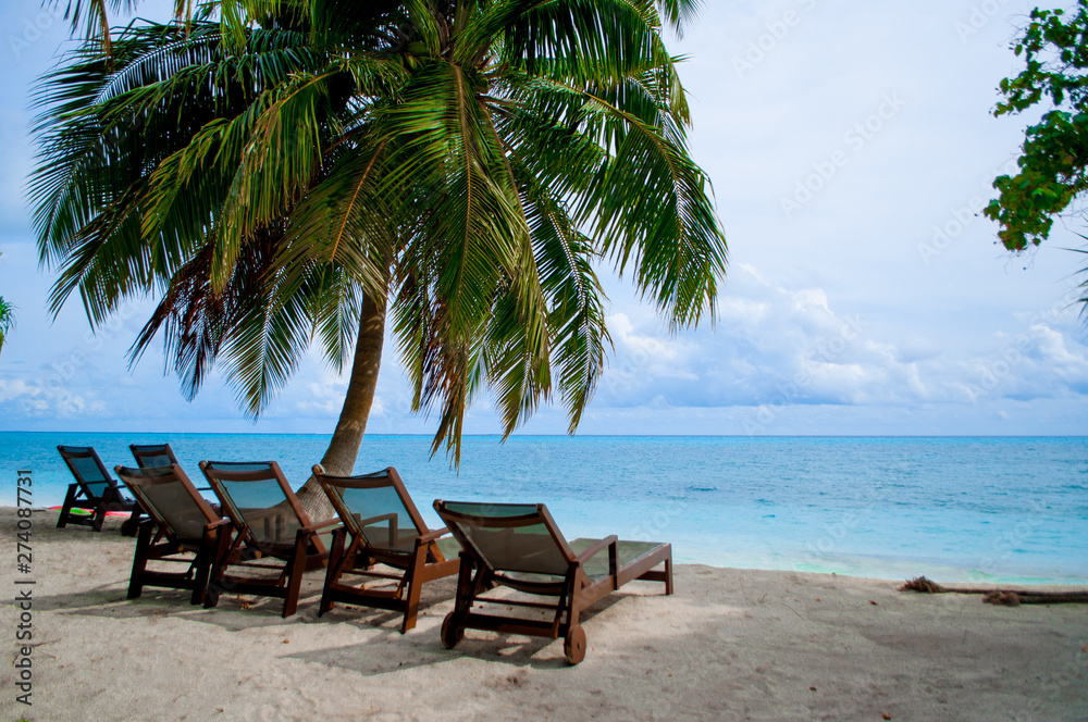 chairs on the beach maldivien