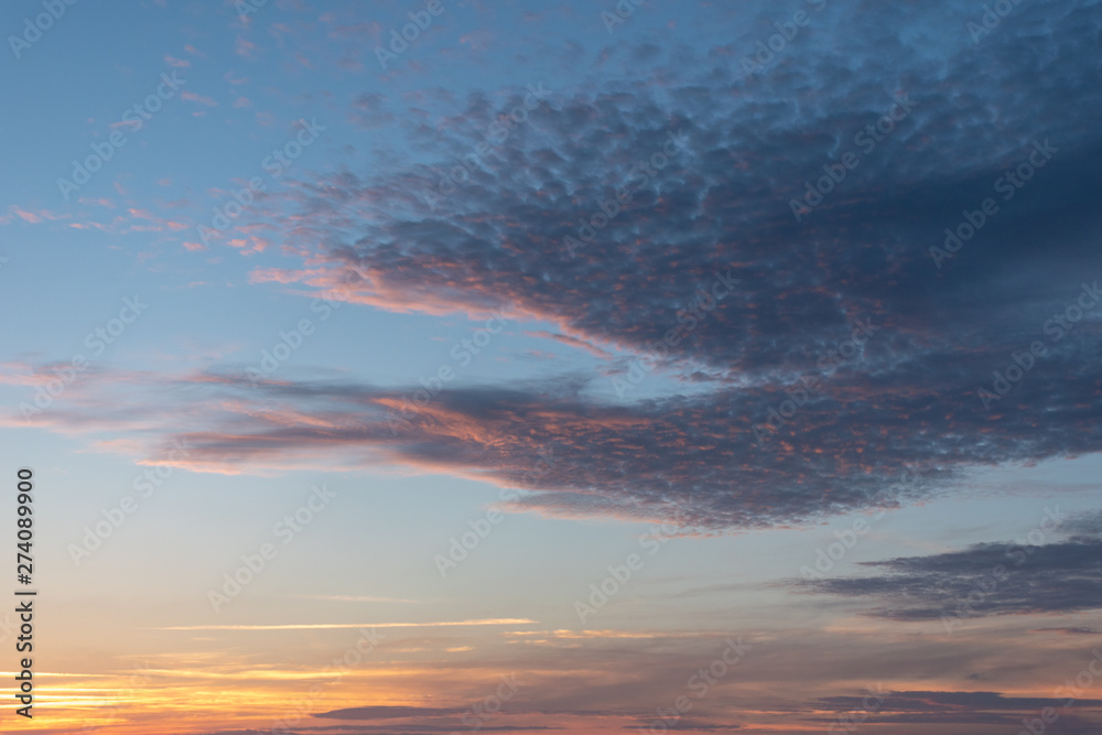 Wunderschöne Wolken während des Sonnenuntergangs am Atlantik in Frankrecih