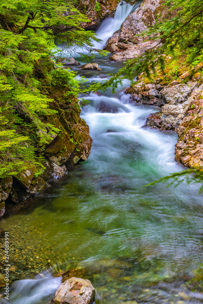 Obraz premium Beautiful Sunset Hike to Franklin Falls in Washington