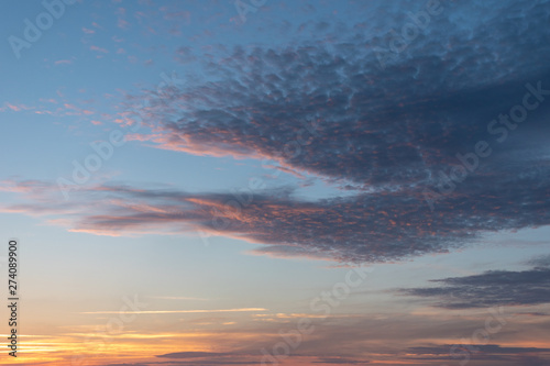 Wunderschöne Wolken während des Sonnenuntergangs am Atlantik in Frankrecih © Konrad