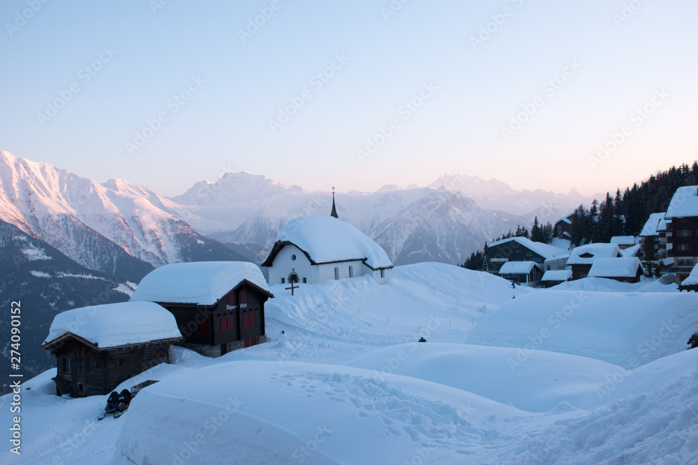 Schöne Kapelle in der Schweiz. Sie steht auf einem kleinen Hügel im Ski- und Freizeitort Bettmeralp.