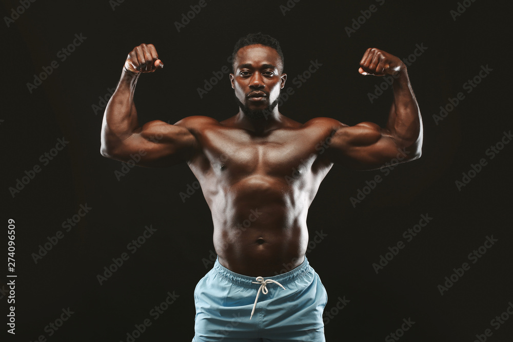 Obraz premium African athlete showing muscular hands and shoulders