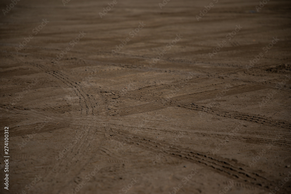 Naklejka premium Car wheels marks on sand