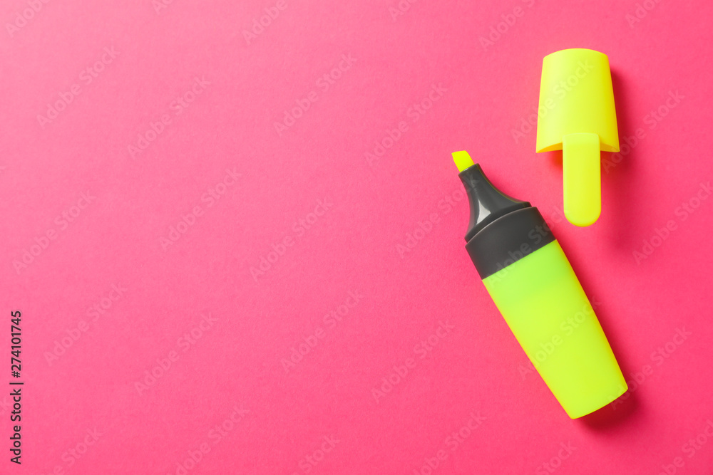 Open highlighter on color background, space for text - obrazy, fototapety, plakaty 