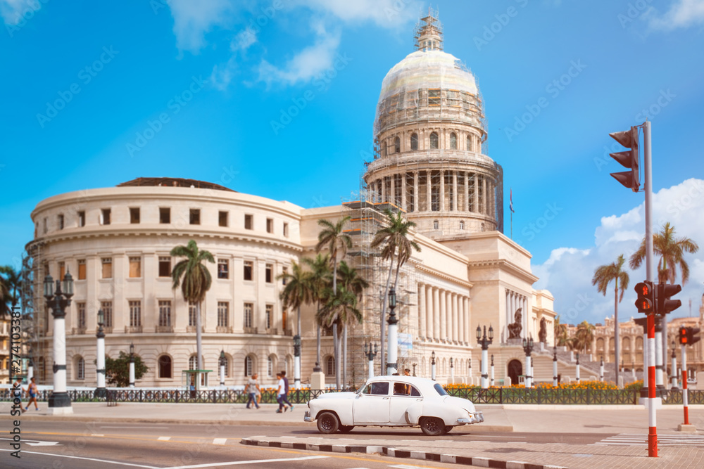 Obraz premium Antique car next to the Capitol in Old Havana