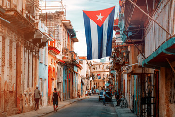 Keuken achterwand Havana Cubaanse vlaggen in oud Havana  © kmiragaya