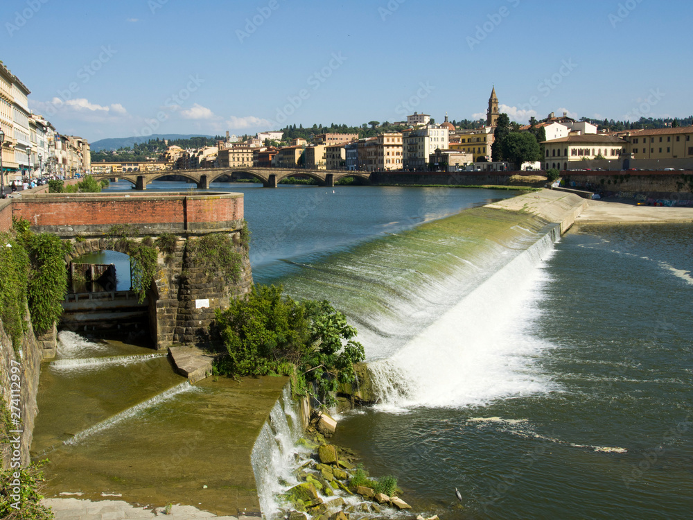 Italia, Firenze, il fiume Arno attraversa la città.