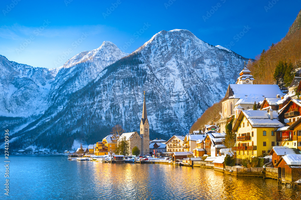 Ταπετσαρία Classic postcard view of famous Hallstatt lakeside town in the Alps with traditi