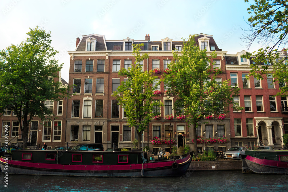 Vista di un edificio sui canali di Amsterdam