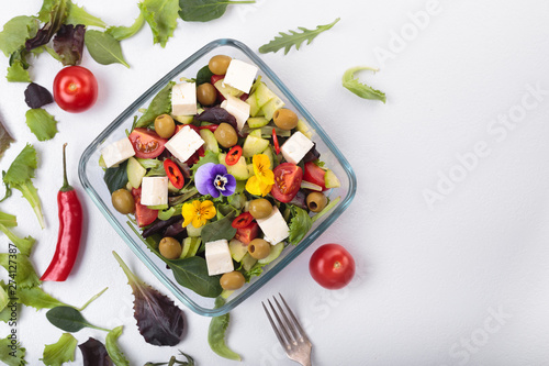 salad with edible flowers