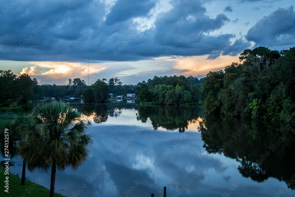 Obraz premium Cloudy sunset view over the river