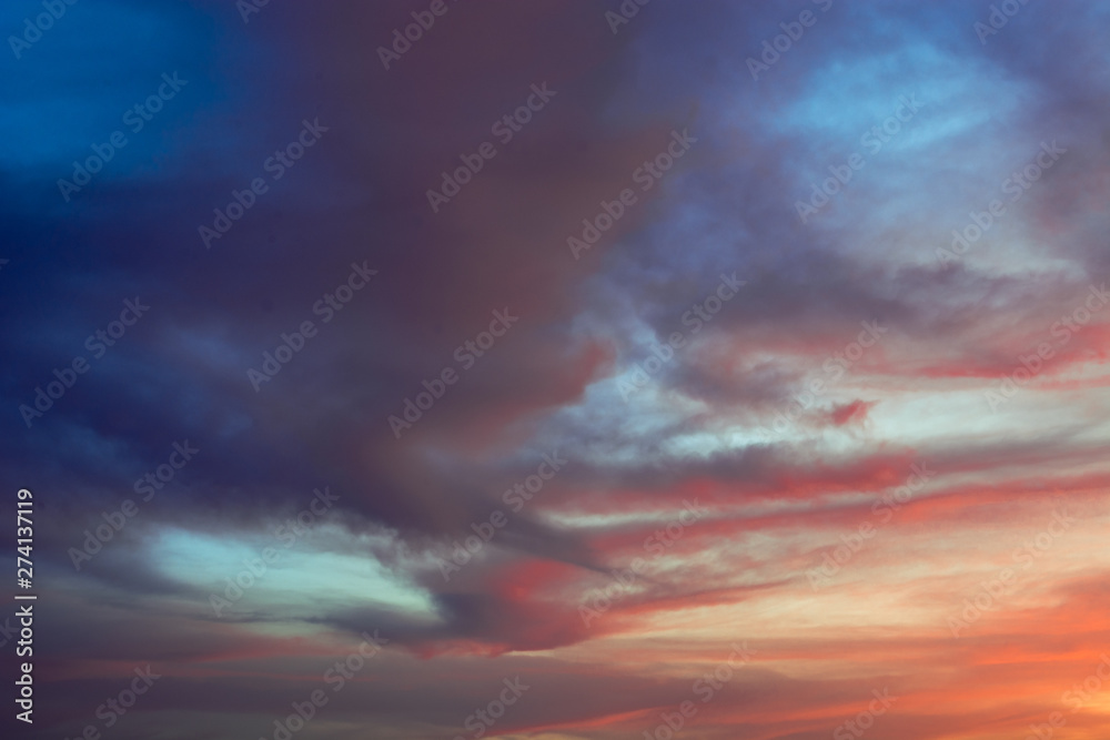kolorowe chmury na wieczornym niebie