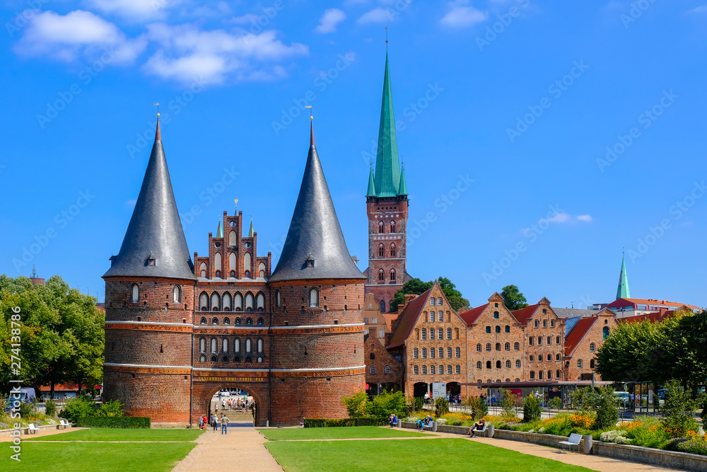 Fototapeta premium Lubeck: The Holsten Gate or Holstentor on Holstentorplatz in old town, Germany.