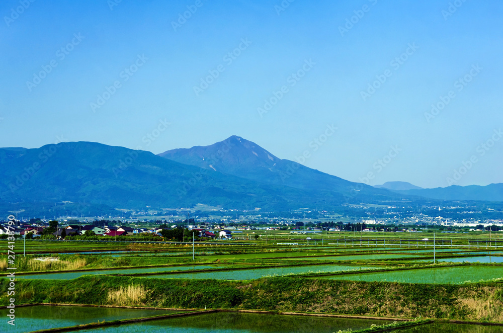 福島県会津若松市・磐梯山の見える磐越自動車道からの風景
