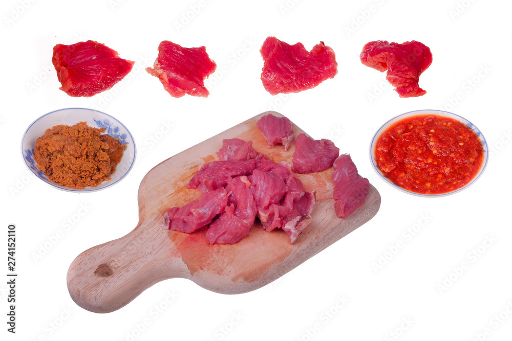 Obraz premium Appetizing red fresh veal, sliced into raw thin beef, chili and coconut fried or Kerisik isolated on white background