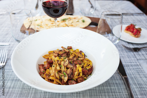 Fettuccine Salsiccia e Funghi photo