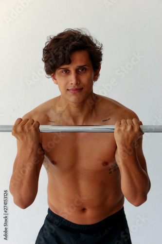 Hombre entrenando en gimnasio de box levantando pesas  © Gener Vázquez