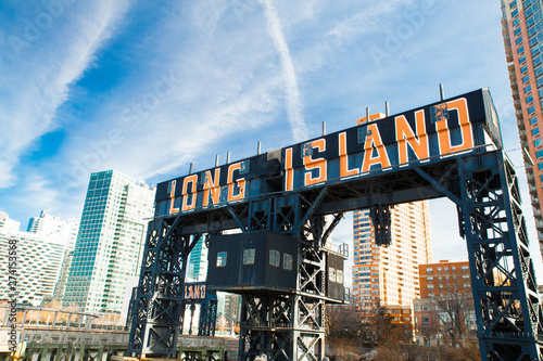 Fotografia Historic Long Island sign seen from Gantry State Park in Long Island City, Queen