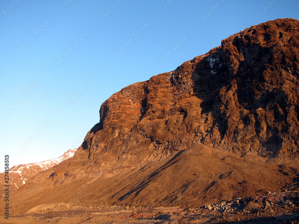 Fototapeta premium アイスランド 朝日で赤く染まる岩壁