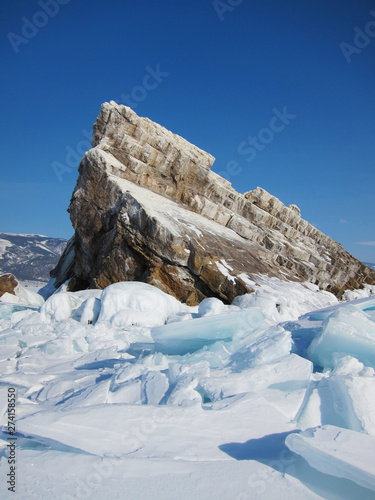 バイカル湖の氷と岩の島
