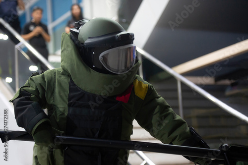 Quadro su tela EOD officer in The explosive ordnance disposal suit searching bomb in the buildi