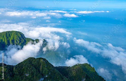 Peaks and seas of clouds un...