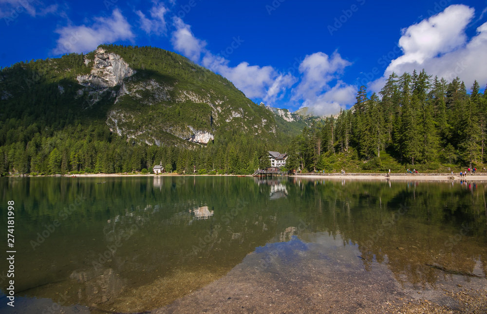 Splendido lago alpino nelle dolomiti del sud Tirolo in Alto Adige