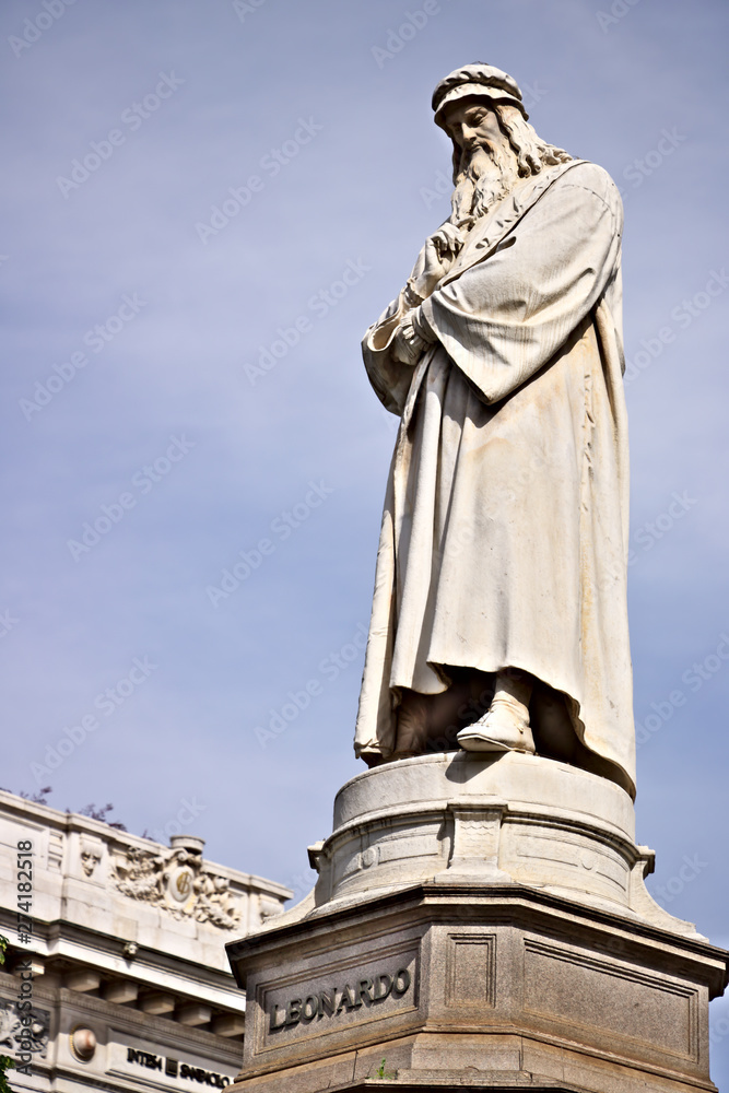 Leonardo da Vinci. Statue in Piazza della Scala in Milan.