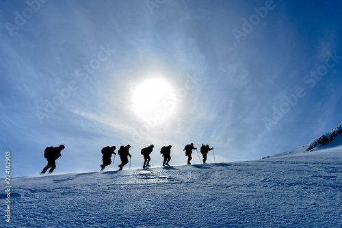 Fotótapéta climbers march towards the summit on a windy winter day