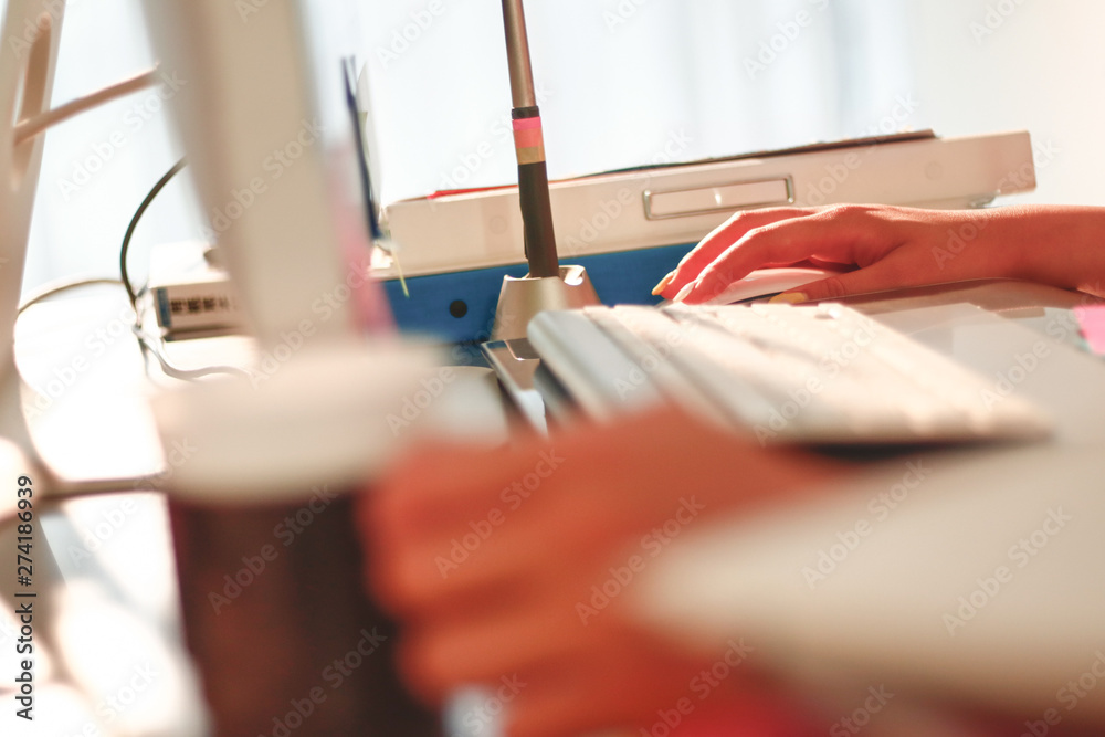 Fototapeta premium コンピュータを操作する女性の手