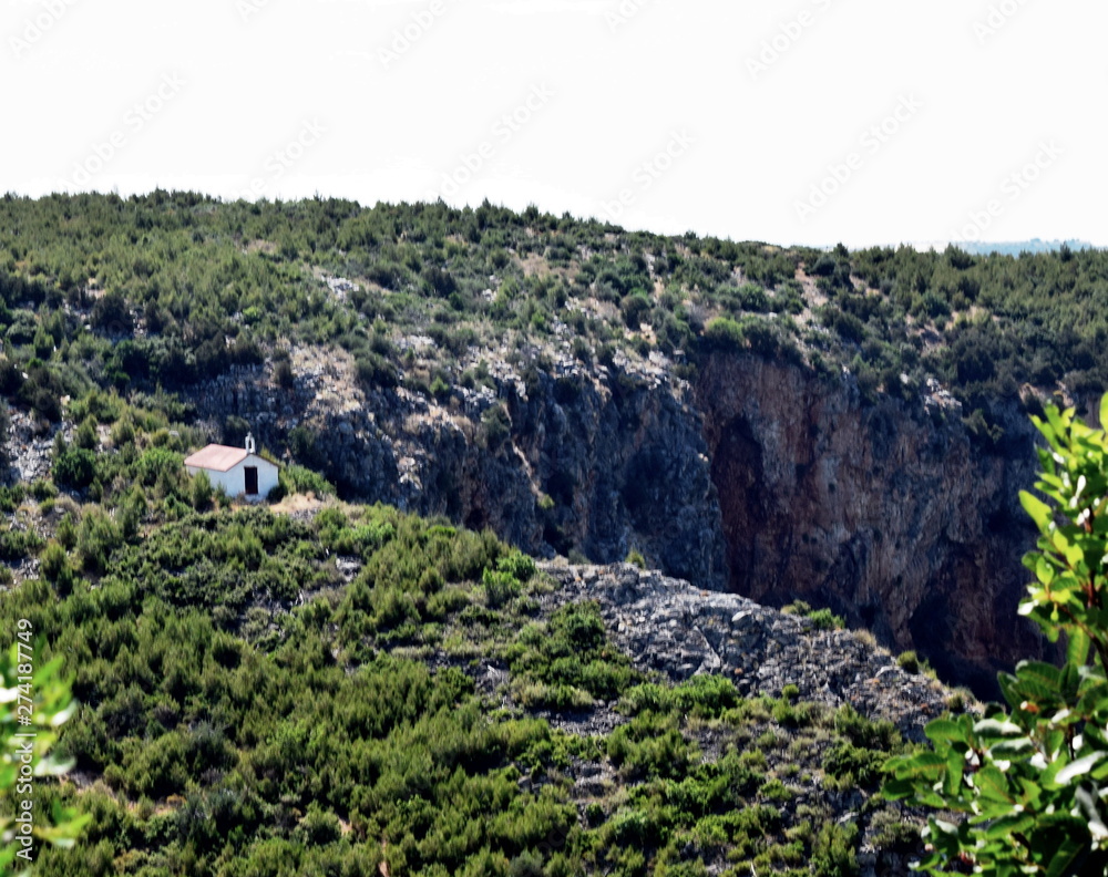 Obraz premium small Greek church on the mountain