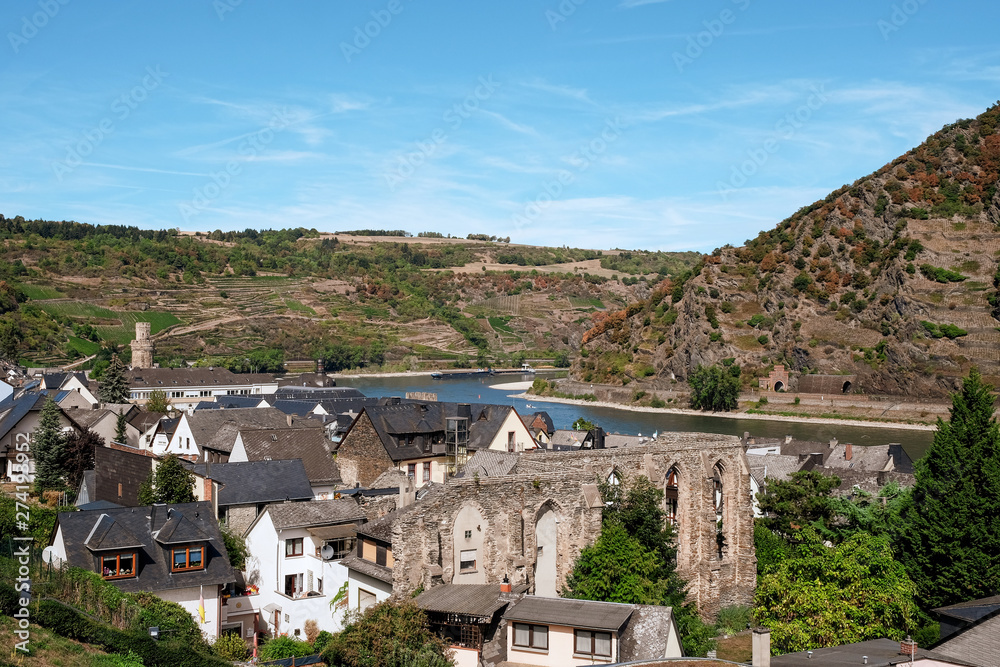 Blick auf Oberwesel am Rhein mit der Klosterruine im Vordergrund