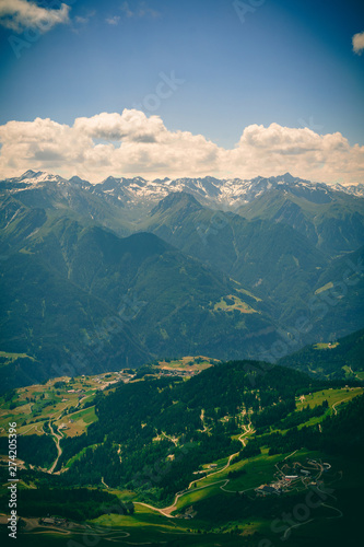 Berg Landschaft der Tiroler Alpen im Sommer. Als Hochformat © René Bittner