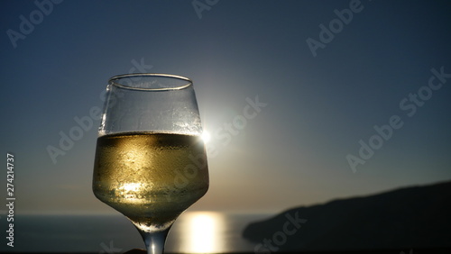 Copa de vino y sol