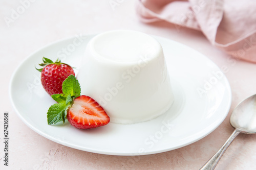 Tableau sur toile Panna cotta, traditional italian dessert, served with fresh strawberry and mint