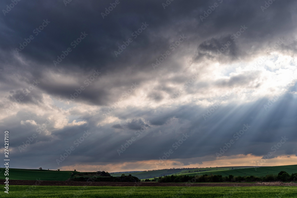 Obraz premium Dramatic view of heavy storm. Thunderstorm clouds with rain over rural fields.