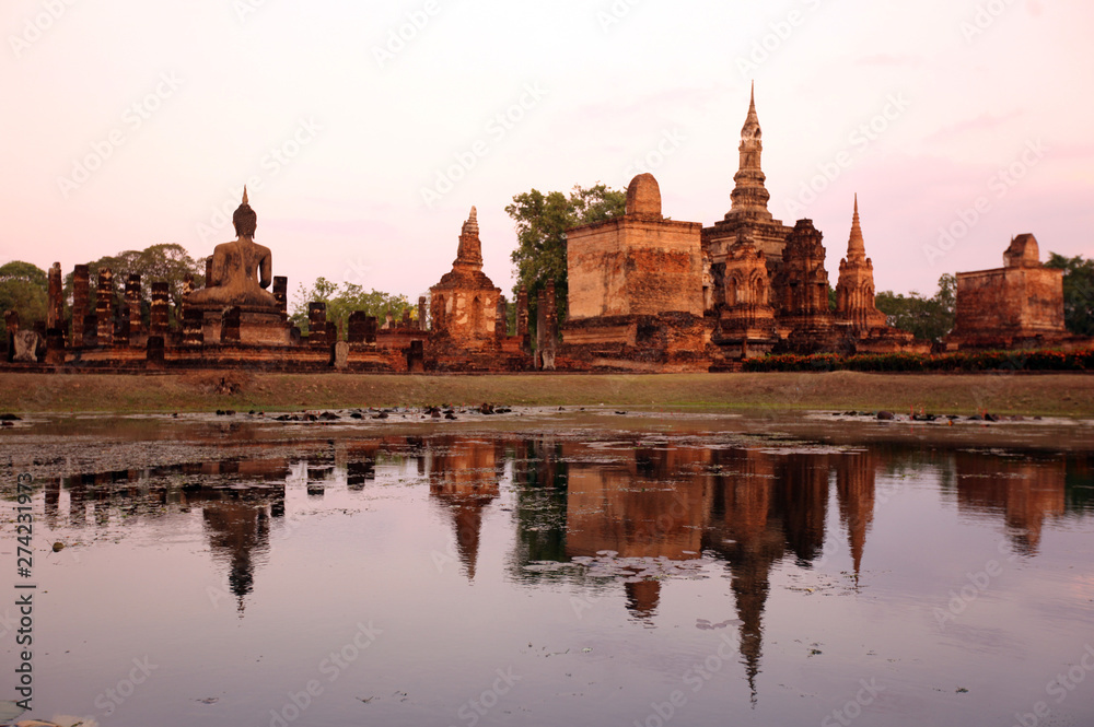 Fototapeta premium ASIA THAILAND SUKHOTHAI TEMPLE STUPA