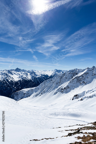 Bergige Landschaft mit Schnee und blauem Himmel in den Alpen © Benjamin