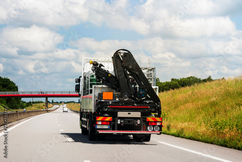 Принти на полотні camion grue roulant sur l'autoroute