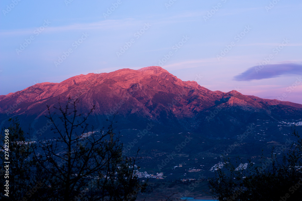 Obraz premium Puesta de sol. Hermosa vista de las montañas andaluzas en la Axarquía, Málaga. Fotografía tomada desde La Viñuela.