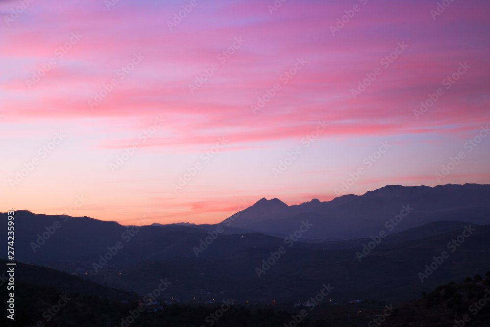 Puesta de sol. Hermosa vista de las montañas andaluzas en la Axarquía, Málaga. Fotografía tomada desde La Viñuela.