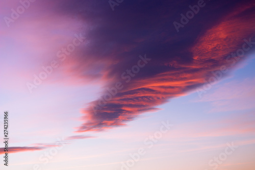 Puesta de sol. Hermosa vista desde las monta  as andaluzas en la Axarqu  a  M  laga. Fotograf  a tomada desde La Vi  uela.