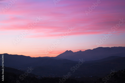 Puesta de sol. Hermosa vista de las montañas andaluzas en la Axarquía, Málaga. Fotografía tomada desde La Viñuela. © Juan