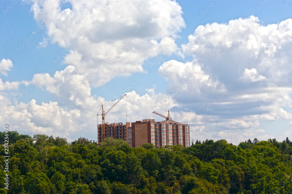 Obraz premium Cloudy sky over the new building