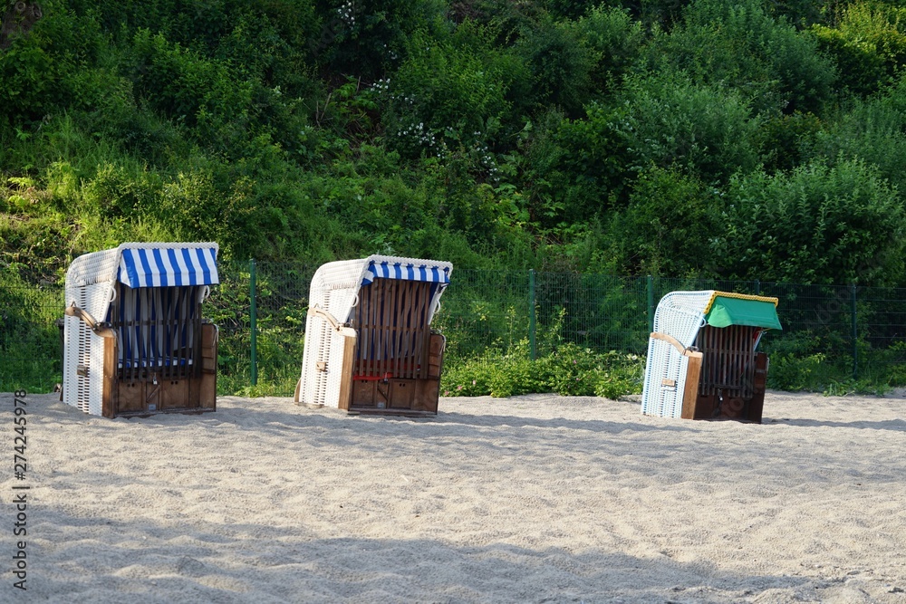Strandkörbe im Sonnenlicht am Strand von Sierksdorf in der Lübecker Bucht Strandkörbe im Sonnenlicht am Strand von Sierksdorf in der Lübecker Bucht