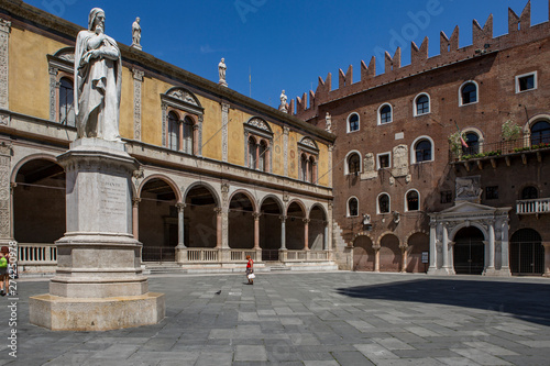 Fototapeta Naklejka Na Ścianę i Meble -  Statue de Dante Vérone